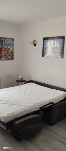 Cette chambre comprend : dans l'établissement Studio meublé entièrement équipé, à Elne