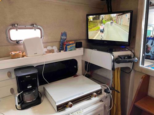 TV a/nebo společenská místnost v ubytování boat home Cannes Festival