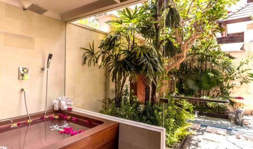Gallery image of Wake up to the Sea of Bali Beachfront luxury plus in Tegallengah
