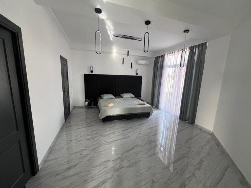 Rúm í herbergi á White Villa