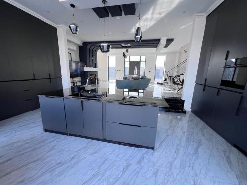 Majoituspaikan White Villa keittiö tai keittotila