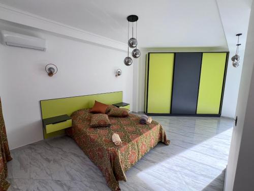 Un pat sau paturi într-o cameră la White Villa