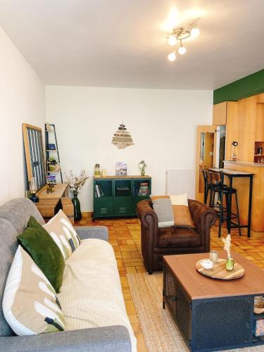 un salon avec deux canapés et une table dans l'établissement Menhirs et Marées à Carnac Plage, à Carnac