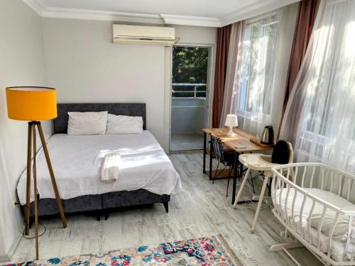 Un dormitorio con una cama, una mesa y un escritorio. en the nearest breakfast-inclusive hotel to the airport, en Arnavutköy