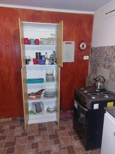 una cocina con una despensa abierta con fogones en Cielo de Cabaña Inquillay, en San Pedro de Atacama