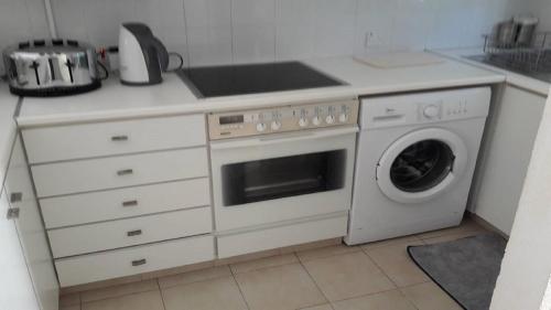 Kuchyň nebo kuchyňský kout v ubytování FIG TREE BAY VILLA NO 5, Protaras Area
