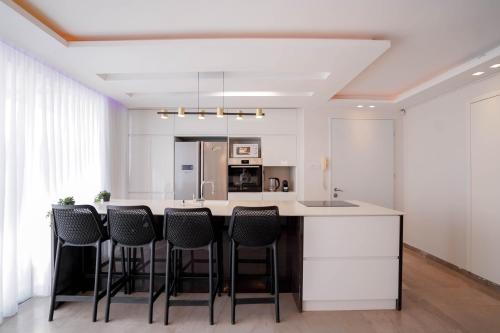Una cocina o zona de cocina en YalaRent Mountainside Duplexes with Private Pool