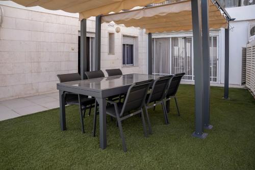 Imagen de la galería de YalaRent Mountainside Duplexes with Private Pool, en Eilat