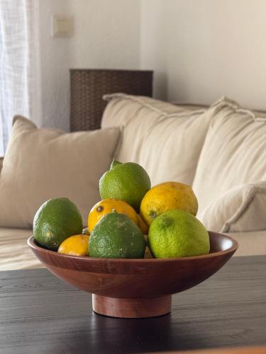 a bowl of limes and lemons on a table at Casa Mediterránea Gran Alacant in Gran Alacant