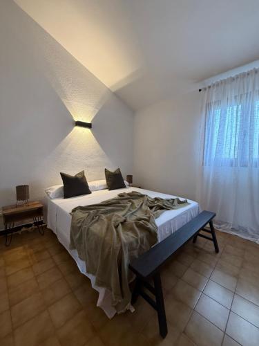 a bedroom with a large white bed and a window at Casa Mediterránea Gran Alacant in Gran Alacant