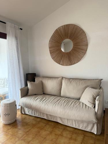 a couch in a living room with a mirror at Casa Mediterránea Gran Alacant in Gran Alacant
