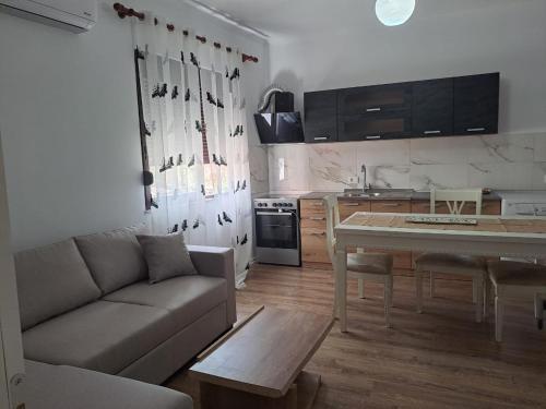 una sala de estar con un sofá y una mesa en Vila Konti 42, en Durrës