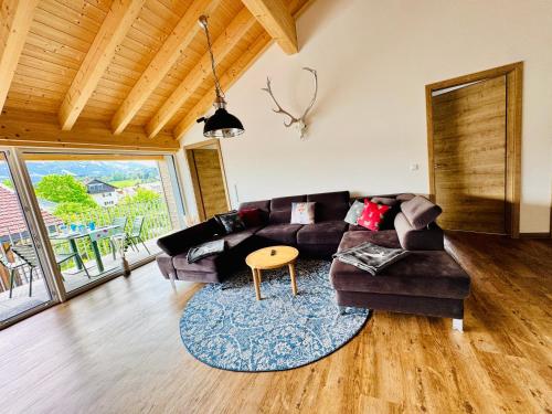 a living room with a couch and a table at Berg Fux - Ferienwohnung Louis der Fux in Sonthofen
