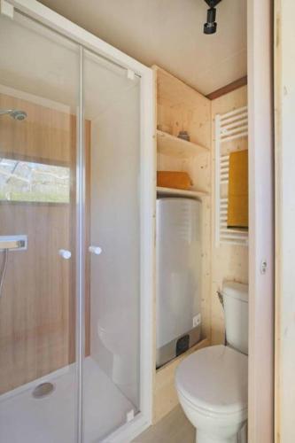 Bilik mandi di Camping Colombres