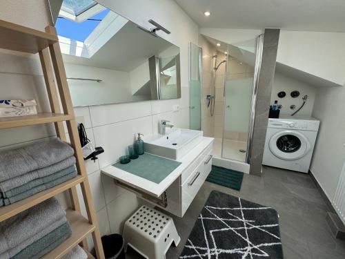 Bilik mandi di Gemütliche Wohnung bei Bad Waldsee mit Balkon