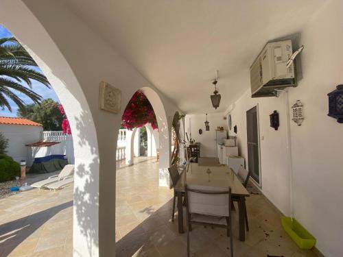 Fotografie z fotogalerie ubytování Studio de la Casa Paraiso avec, en plus, une terrasse privative extérieure semi couverte équipée d'un salon d'un coin repas d'une kitchenette, la grande piscine et les jardins sont partagés, à proximité des plages de FUSETA et de la RIA FORMOSA v destinaci Moncarapacho