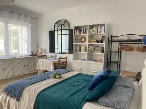 Gallery image of Studio de la Casa Paraiso avec, en plus, une terrasse privative extérieure semi couverte équipée d'un salon d'un coin repas d'une kitchenette, la grande piscine et les jardins sont partagés, à proximité des plages de FUSETA et de la RIA FORMOSA in Moncarapacho