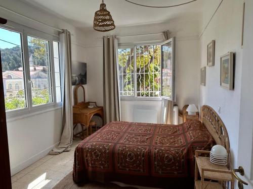 une chambre avec un lit et deux fenêtres dans l'établissement Charming house with pool, sea view 4 bedrooms 2 bathrooms, à Saint-Mandrier-sur-Mer