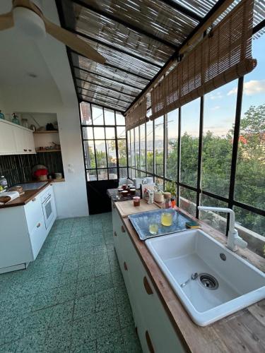 d'une cuisine avec un grand évier et quelques fenêtres. dans l'établissement Charming house with pool, sea view 4 bedrooms 2 bathrooms, à Saint-Mandrier-sur-Mer