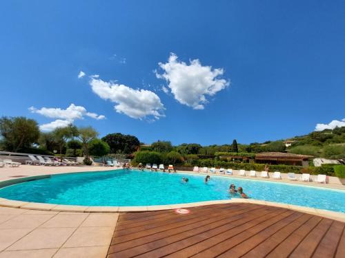 une grande piscine avec des gens dans l'eau dans l'établissement Mini villa proche Porto Vecchio, à Porto-Vecchio