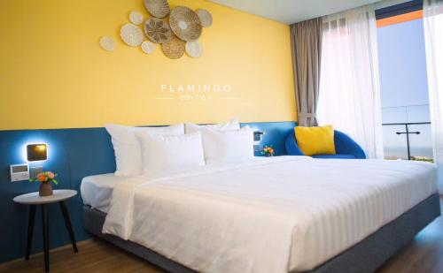 Postel nebo postele na pokoji v ubytování Flamingo IBIZA Hải Tiến
