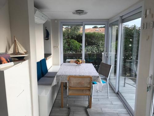 une salle à manger avec une table et des chaises sur un balcon dans l'établissement Maison vue mer à 800 mètres de la plage, à Sanary-sur-Mer