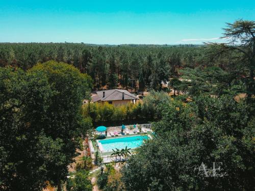 une vue aérienne d'un complexe avec piscine dans l'établissement Manoir de Tireveste, à Lesperon
