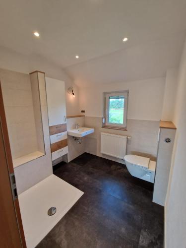 a small bathroom with a toilet and a sink at Bimbacher Betten in Bimbach