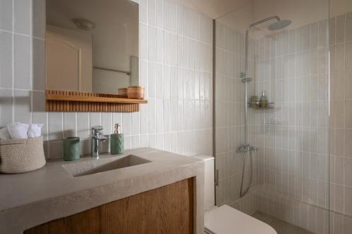 ein Badezimmer mit Waschbecken, Dusche und Toilette in der Unterkunft Anoixi vacation home with spectacular Evia landscapes in Loukísia