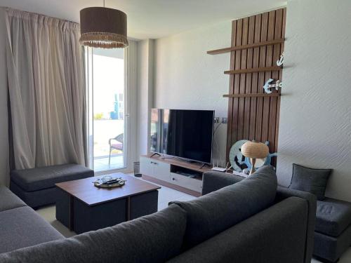 Televisyen dan/atau pusat hiburan di Charming Fouka bay 3bd direct lagoon view Chalet for Families Only or Group of Girls