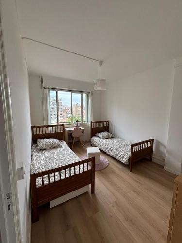 une chambre avec deux lits et une fenêtre dans l'établissement Spacieux T3 proche gare St-Charles - Vieux Port, à Marseille