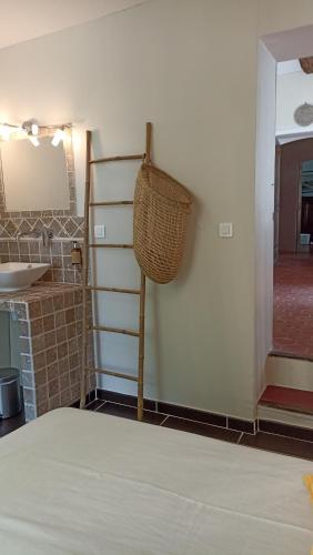 La salle de bains est pourvue d'un lavabo et d'un panier mural. dans l'établissement Le vallon des palombes, à Fox-Amphoux