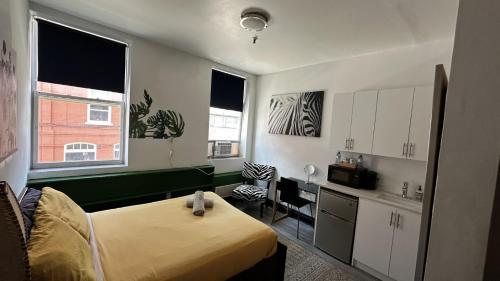 Kuchyň nebo kuchyňský kout v ubytování Queen Nest Hotel