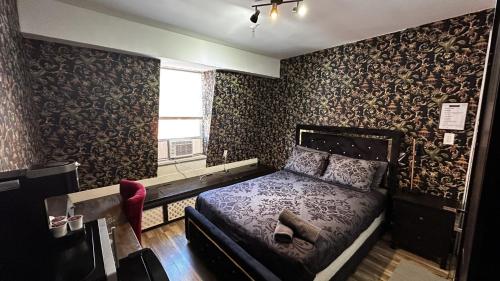 Postel nebo postele na pokoji v ubytování Queen Nest Hotel