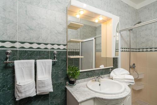 un bagno con lavandino e specchio di Villa Salinas a Paul do Mar