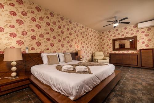 una camera da letto con un letto grande e una sedia di Villa Salinas a Paul do Mar