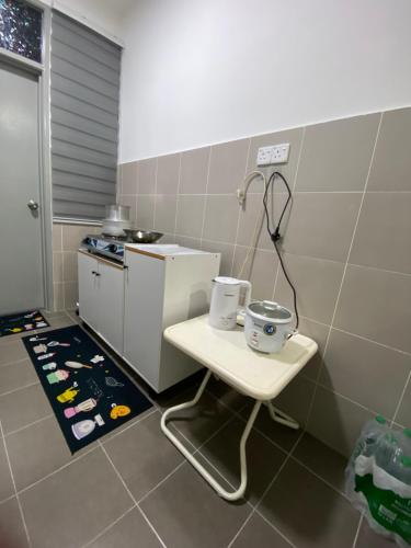 une petite cuisine avec une petite table et un mixeur dans l'établissement Puncak Damai Homestay Alor Gajah, à Kampong Jelatang