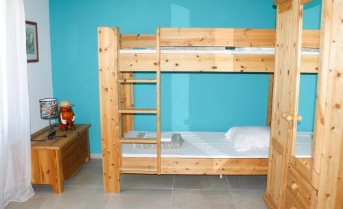 - un lit superposé avec une échelle dans une chambre dans l'établissement Gite de Leoli Ardèche, à Saint-Remèze