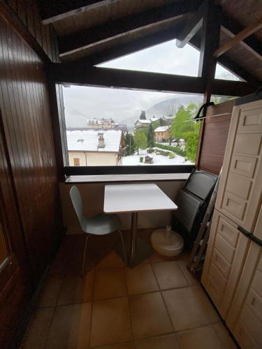 Cette chambre dispose d'un bureau et d'une grande fenêtre. dans l'établissement Les Cybeles curistes, à Brides-les-Bains