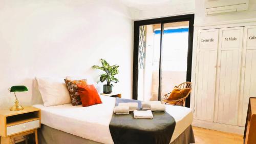 une petite chambre avec un lit et une fenêtre dans l'établissement F3-50m from Trottel Beach - Wifi - Air Conditioning, à Ajaccio