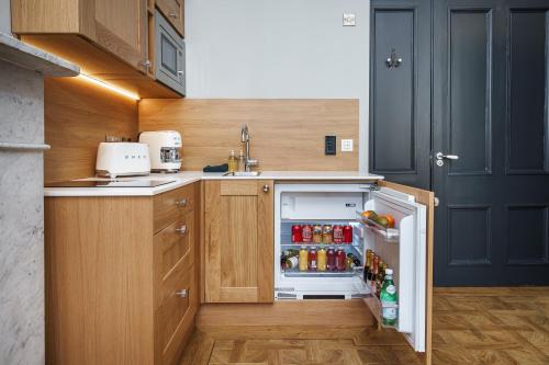 Η κουζίνα ή μικρή κουζίνα στο Bonnie Hotel Haymarket Edinburgh