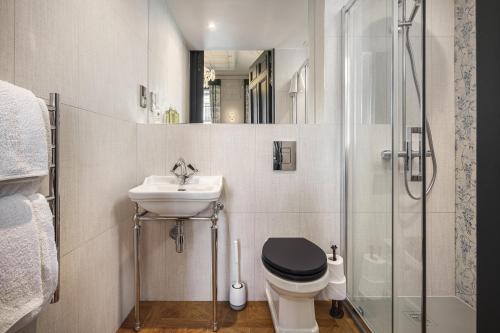 Ένα μπάνιο στο Bonnie Hotel Haymarket Edinburgh