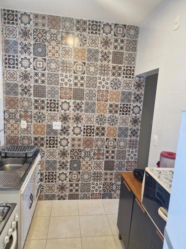 Nhà bếp/bếp nhỏ tại Excelente apartamento na praia do Forte