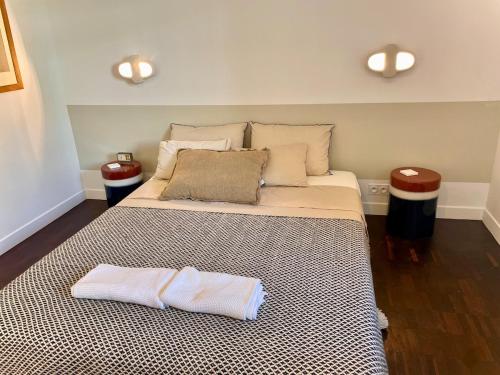une chambre avec un grand lit avec deux serviettes dessus dans l'établissement Sea view appartment, à Marseille