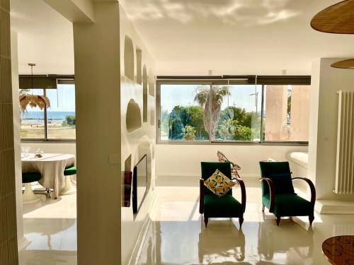 un salon avec deux chaises et une table dans l'établissement Sea view appartment, à Marseille