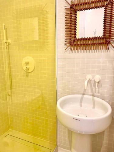 une salle de bain avec un lavabo et une douche dans l'établissement Sea view appartment, à Marseille