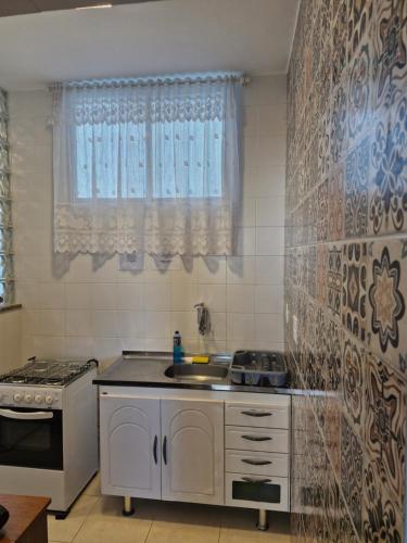 Nhà bếp/bếp nhỏ tại Excelente apartamento na praia do Forte