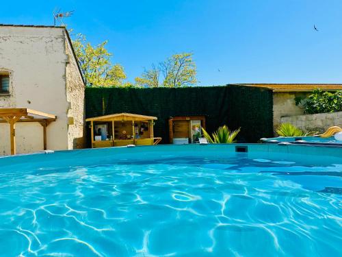 - une grande piscine dans l'arrière-cour d'une maison dans l'établissement La Chambre Améthyste, à Saint-Laurent-dʼAigouze