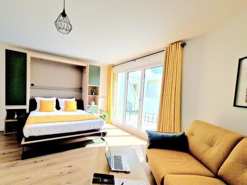 リュエイユ・マルメゾンにあるStylish Stay Near Paris - 850m to Subway RER A - Netflix T1-4Pのベッドルーム(ベッド1台、ソファ付)