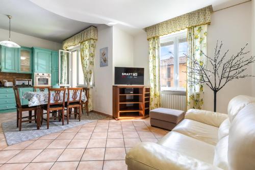 a living room with a couch and a table at Parcheggio Privato e Gratuito, Wi-Fi & AC - Appartamento con Giardino a 5 Minuti dal Centro Storico in Alba